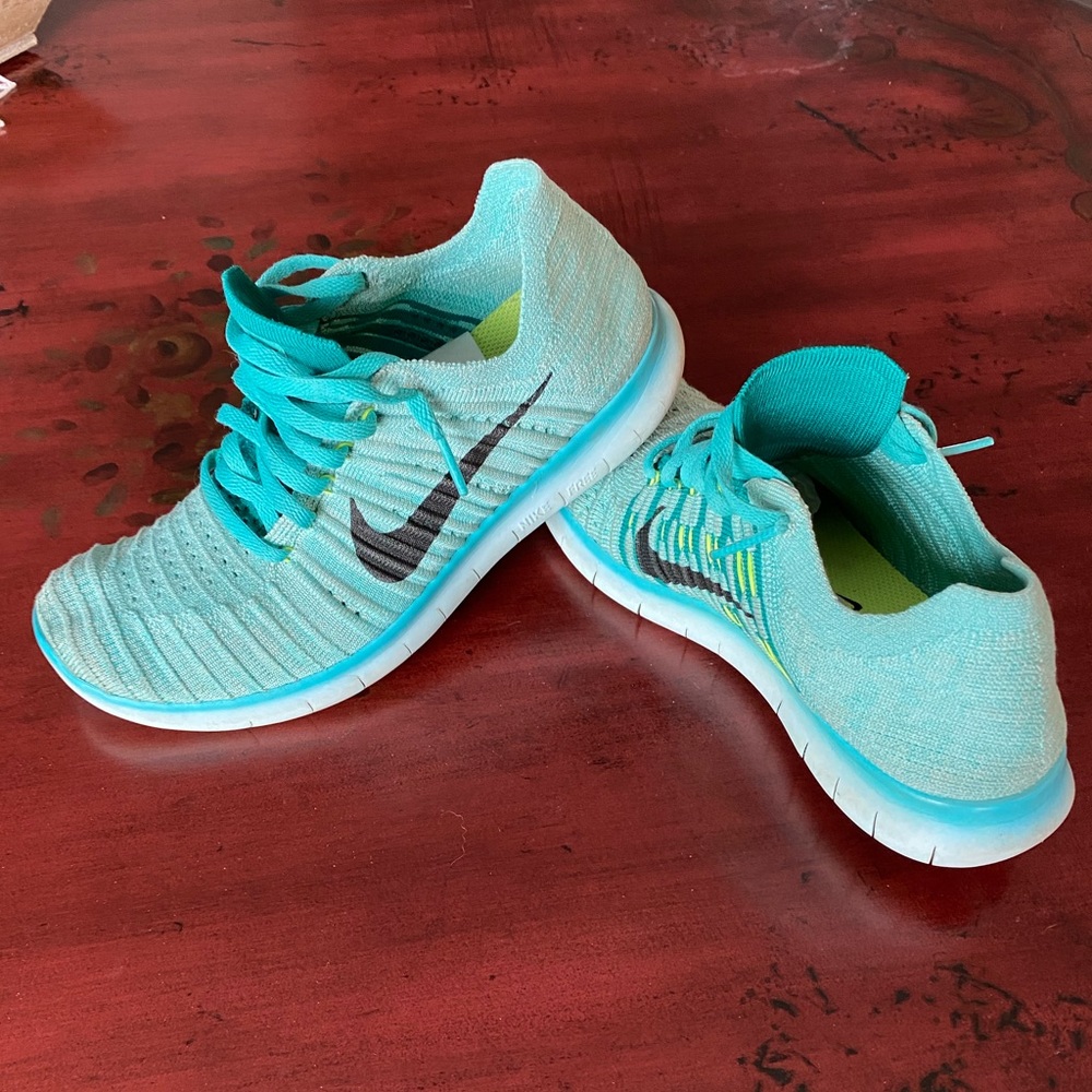 Women’s NIKE Free 4.0 flyknits Running Shoes!